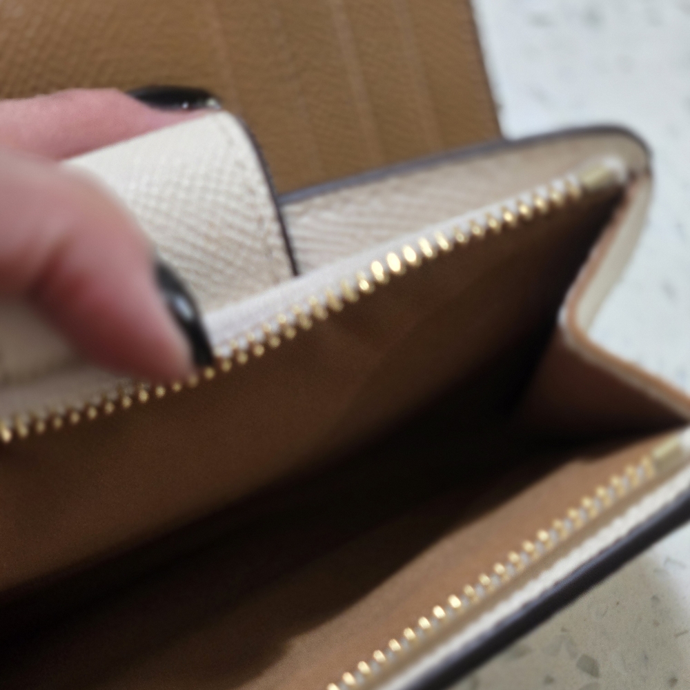 Coach Mediun Zip Wallet - Picture 3 of 4